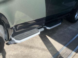 【フィックスドサイドステップ】車両への乗り降りを助け、ルーフへの荷物の積み込みを容易にします。オフロードスタイルを際立たせます。