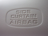 サイドカーテンエアバックシステムは、側面衝突時に大人から子供までさまざまな体格の乗員の頭部や頚部を広範囲で保護。特にセンターピラーへの頭部衝突を防ぐ展開性能を実現しています。