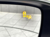 【ブラインドスポットモニタリング】走行中、ドアミラーの死角になりやすい箇所に後続車が接近するとサイドミラー付近に警告を表示、ドライバーに注意喚起をしてくれます。