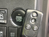 【キーフリーシステム】カバンやポケットに入れたままでもドアの施錠・解錠が可能なスマートキーを装備。エンジンのオン・オフ時もカギを取り出す必要が無いからとっても便利です♪