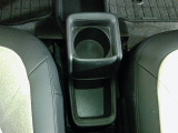 運転席からも助手席からも手の届きやすい位置にドリンクホルダーを配置しています。