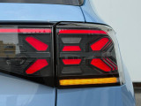 クロス状に光るLEDテールランプはリアビューを個性的に演出します。