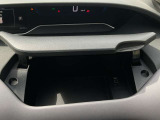 運転席前には、USB充電ポートのついた収納スペースがございます。