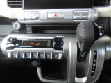 シフト周りもスッキリしてシンプルなデザインです!操作も簡単です。・シガーソケット装備・空調はオートエアコンで快適です♪