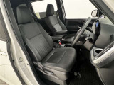 前席はセパレートタイプ!ひじ掛け付で長時間の運転に重宝します!シート位置が高めで乗り降りしやすい!