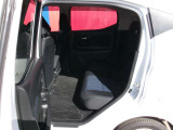 後席は広々。大柄な方でも余裕で乗車できます。乗り降り楽々!自動スライドドアでお子様、ご年配の方にも安心です。ご家族、同乗者に優しい装備です。