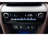 ★エアコンはオートタイプが装着済みです!オートモードにしておけば、車内温度を設定するだけで風の料や吹き出し口の切り替えを機械が行ってくれます!一年中快適な環境を作れますよ♪