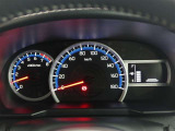 とっても見やすいメーターです。夜間時はラグジュアリーな気分にさせてくれる照明が魅力ですので、夜のドライブも楽しみになりますよ♪