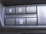 ハンズフリーオートスライドドア〈両側〉(挟み込み防止機構付)は運転席からも開閉可能。また、荷物やお子さまの抱っこで両手がふさがっていても、片足を振り入れるだけでスライドドアが開閉できます。
