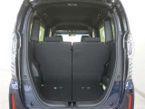 2列目シートは左右独立で倒すことができます。3人乗車状態でより多くの荷物を積むことができます。