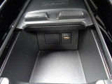 運転席付近にUSB端子がございます!