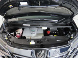 車にとって、とても大切な部分のエンジンルーム。綺麗に清掃済みで安心です。