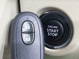 【キーレススタートシステム】カバンやポケットに入れたままでもドアの施錠・解錠が可能なスマートキーを装備。エンジンのオン・オフ時もカギを取り出す必要が無いからとっても便利です♪