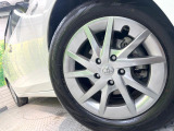 【純正アルミホイール】外観にマッチした純正アルミホイールを装着しております。各種社外アルミホイールや、スタッドレスタイヤも取扱いしております。是非ご相談ください♪