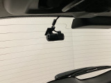 後方にもドライブレコーダーのカメラが付いています。前後両方でお車の周りを監視・記録いたします。