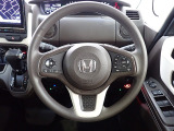 ハンドル左側にはオーディオ操作が出来るオーディオリモートコントロールスイッチ、右側にはHonda SENSINGとオートクルーズコントロールのスイッチを装備!