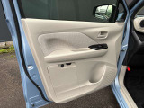 乗り降りで多く使用する助手席ドアですが、目立った傷や汚れもなく綺麗です!