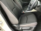 ドライバーが心に余裕をもって運転に集中できること、助手席や後席からもすっきりと前を見通せる空間の起点となり、全員が安心してドライブを楽しめることをモットーにシンプルなレイアウトとなっています。