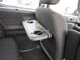 助手席背もたれ後ろ側に収納式ドリンクホルダー付きテーブルが付いています