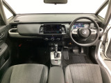 車内は光触媒抗菌消臭施工済です。インパネ周りはスタイリッシュなデザインです。グローブボックスやカップホルダーのほかにトレーなどたくさんの収納スペースが付いています。