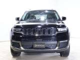 ★Jeep伝統の7スロットグリルが際立つ迫力のフロントフェイス。ワイドなボディとLEDヘッドライトが相まって、力強さと先進性を兼ね備えた存在感あふれる一台★