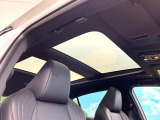 【パノラマルーフ】大型のガラスルーフ搭載で車内の解放感が一気にアップ!開放的なドライブをお楽しみいただけます。