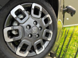 【純正15インチアルミホイール】外観にマッチした純正アルミホイールを装着しております。各種社外アルミホイールや、スタッドレスタイヤも取扱いしております。是非ご相談ください♪