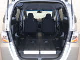 2列目シートを倒すと、広々としたラゲッジスペースが生まれます!大きな荷物や長い荷物も簡単に収納することができます!