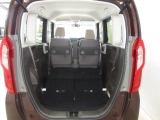 リアシートを倒せば広々としたラゲッジスぺースが出現!シートもワンアクションで簡単に倒すことが出来ます。