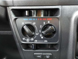 使いやすいマニュアルエアコンは簡単な操作で車内を快適にしてくれます☆