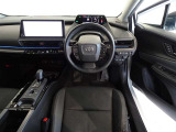 革巻きステアリングで快適な操作性の運転席です。