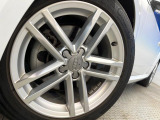 ●純正17インチアルミホイール:輸入車ならではの卓越した走りを支えるホイールと足回りです!日本車の走りに慣れている方にもぜひ体感して頂きたいほど、高いレベルでまとまっています!