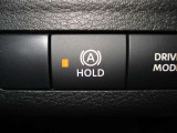 オートブレーキホールド機能があります!停車時ブレーキペダルから足を離してもブレーキ力を保持しているので動き出しません。(アクセルペダルを踏むと解除され発進します)