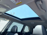 【大型サンルーフ】車内の解放感が一気に上がる大型のパノラマルーフ!季節を問わず開放的で快適なドライブをお楽しみいただけます。流通量も少なく希少価値の高い人気の装備です♪