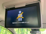 【フリップダウンモニター】大画面モニターで後席でもエンタメをお楽しみいただけます。小さなお子様にも大人気の装備です♪