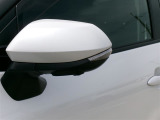 ターンランプ付きドアミラーはデザインだけでなく、他のドライバーや周囲の歩行者にもわかり易く視認性も十分な装備です。