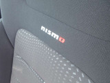 NISMO専用スエード調スポーツシート(nismoロゴ入り、レッドステッチ付)&ドアトリムクロス