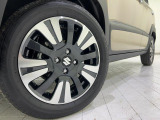 アルミホイール付!鉄ホイールと違って軽いので燃費にも影響してきます。ガソリンの高騰に少しは貢献します!足元がきまります。