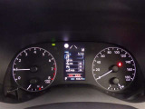 とっても見やすいメーターです。夜間時はラグジュアリーな気分にさせてくれる照明が魅力ですので、夜のドライブも楽しみになりますよ♪