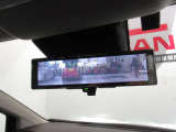 ■インテリジェントルームミラー■後部座席に人が乗り後ろが見えないときに楽々操作で後ろもハッキリと見えるようにカメラ機能が搭載。これで大人数でのロングドライブも快適です。