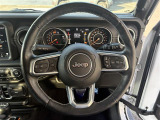 革巻きのステアリングハンドル!JEEPロゴがおしゃれでかわいいです。ハンドルヒーターも装備されております。