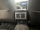 後席足元にエアコン吹き出し口があり快適!充電用USB端子を2個設定しています!前席背面に雑誌などを入れるのに便利なポケット付!