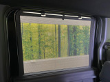 【ロールシェード】日差しや車外からの光が眩しいときにサッと引き出して使える、ロール格納タイプのサンシェードを装備。後席に乗ったお子様がウトウトしだした時など、ぜひご活用ください♪