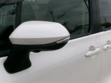ターンランプ付きドアミラーはデザインだけでなく、他のドライバーや周囲の歩行者にもわかり易く視認性も十分な装備です。