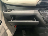 助手席前部には薄型のティッシュBOXが収納できるので便利です。