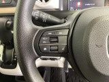 ステアリングにオーディオ操作スイッチが付いています。オーディオ画面に直接タッチしなくても操作が出来ますので、運転に集中できます。