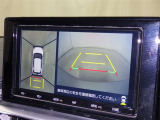 後方の見える安心をお届けするバックガイドモニター付:バックするときのアシストラインもあって楽々バック!車庫入れや縦列駐車をサポートし、苦手な駐車も安心です!今やもう手放せない装備ですネ♪
