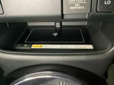 センターコンソールにはワイヤレス充電器を装備してます。規格対応のスマートフォンなどを置くだけでワイヤレスで充電可能です。