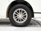 タイヤサイズは(195/80R15)で社外アルミホイールです。