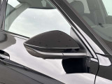 ●アウディサイドアシスト『後方の死角を並走する車両を検知しドアミラーの内側のLEDが点灯。ドライバーに注意を促し事故を未然に防ぐシステムです。』
